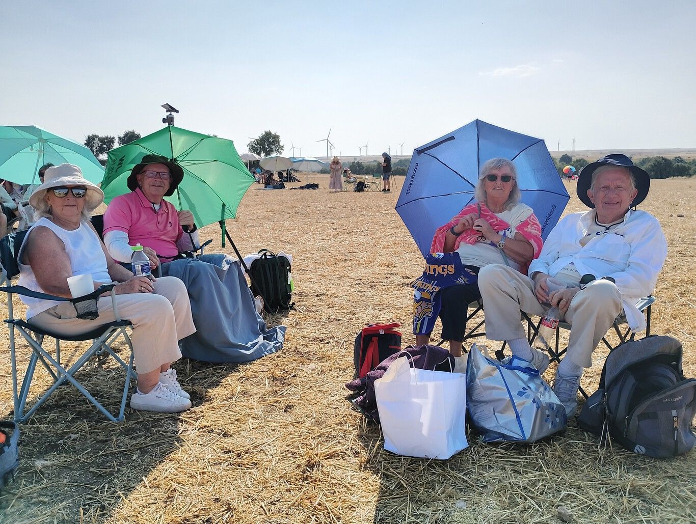 On the right of the photograph, Daniel Oppliger with his wife. On the left, a couple of friends who traveled from the United States to see the eclipse in Lodoso (Burgos). | Photo: Juan Calleja