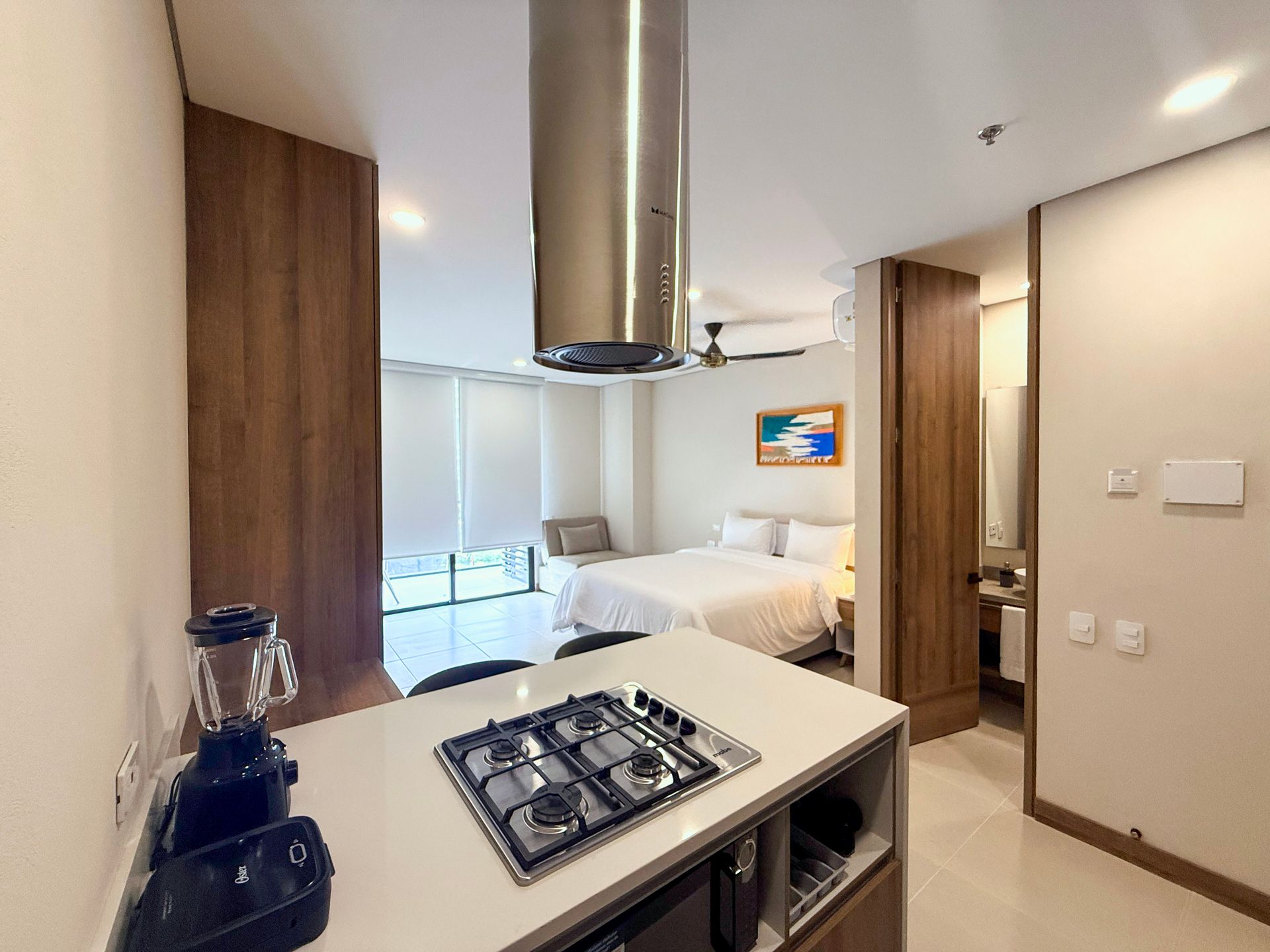 Apartasuite en Santa Marta con cama king, terraza, ventanales y diseño moderno en Nuruma Suites