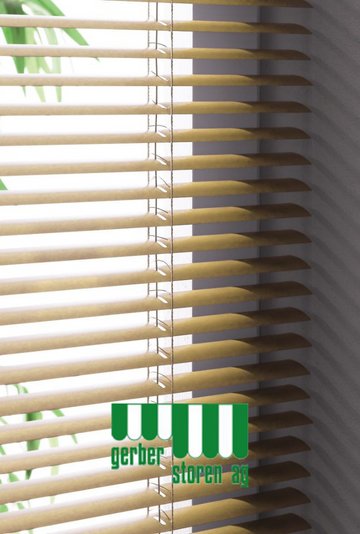 Sonnenbeschienene Fensterjalousien mit grün-weißem Gerber Store-Schild am unteren Rand