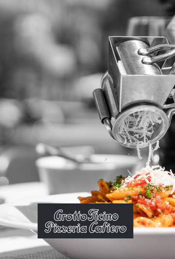 Eine Person reibt Käse über einen Teller Pasta mit Tomatensoße und ein Schild mit der Aufschrift „Gusto Time Pizzeria Caffè“.
