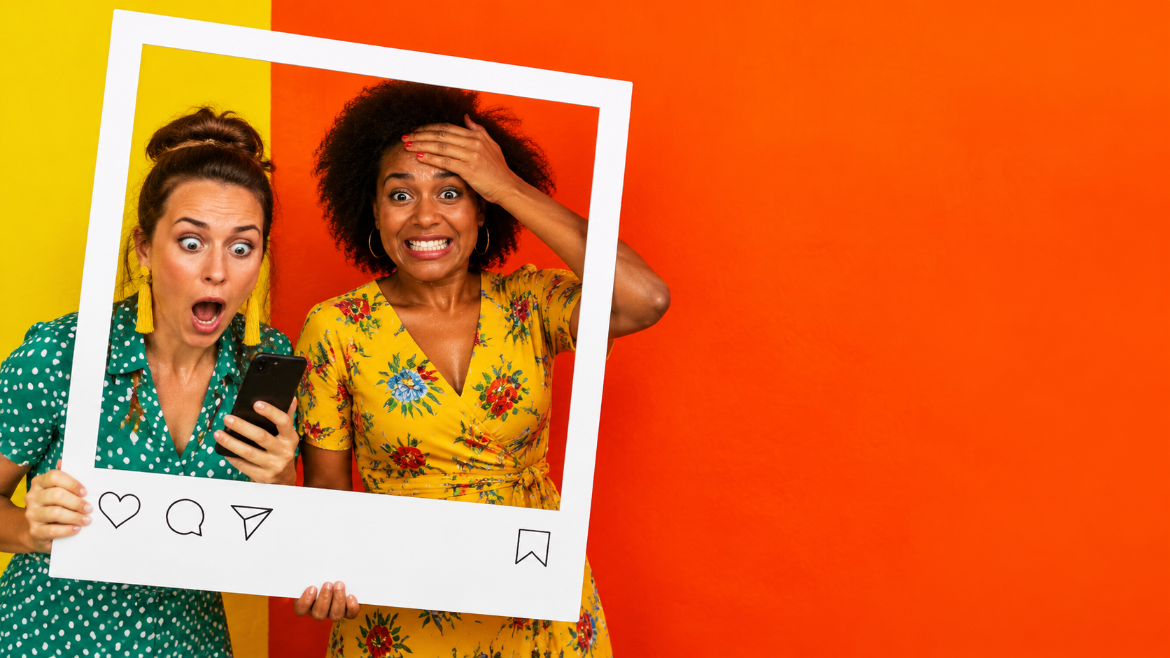 Deux personnes posent dans un cadre photo blanc sur un fond orange, affichant des expressions de surprise et d’enthousiasme.