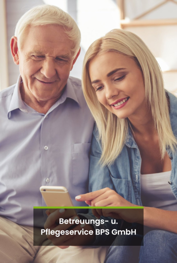 Älterer Mann und junge Frau lächeln in ein Smartphone, darunter steht „Betreuungs- u. Pflegeservice BPS GmbH“.