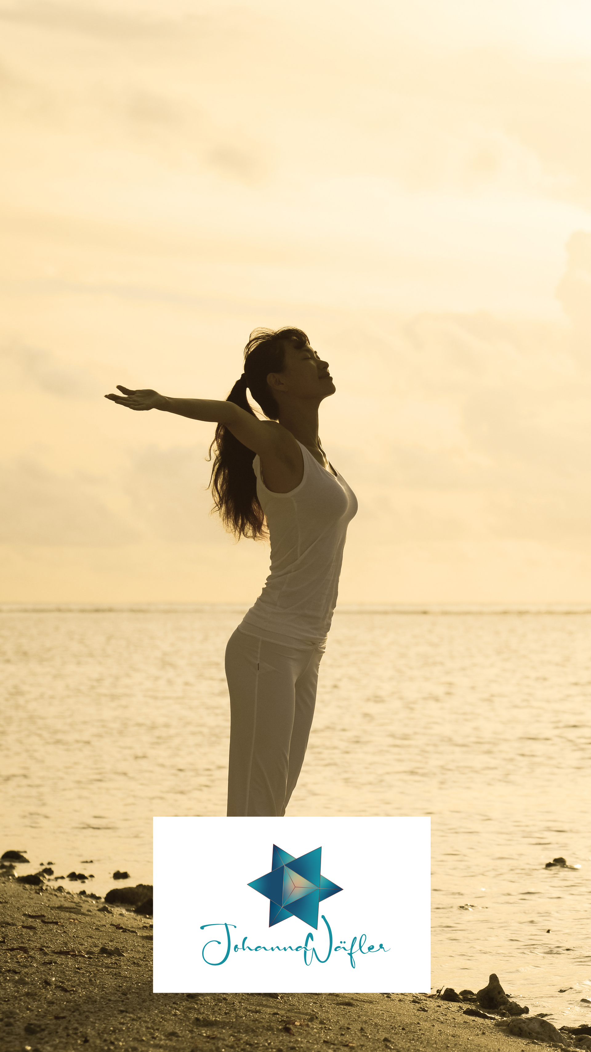Eine als Silhouette dargestellte Person steht bei Sonnenuntergang am Strand, die Arme zum Meer ausgestreckt.