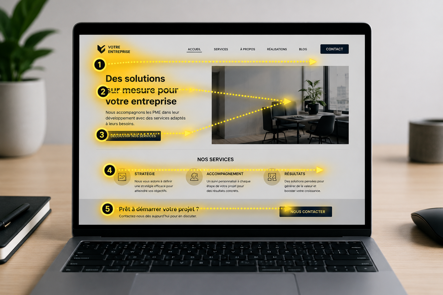 Un ordinateur portable sur un bureau affiche un site web d'entreprise jaune et noir en français avec une photo de bureau