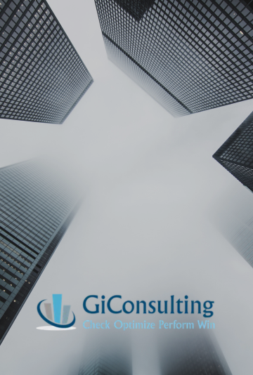 Das GiConsulting-Logo auf grauem Hintergrund, eingerahmt von nach oben gerichteten Wolkenkratzern