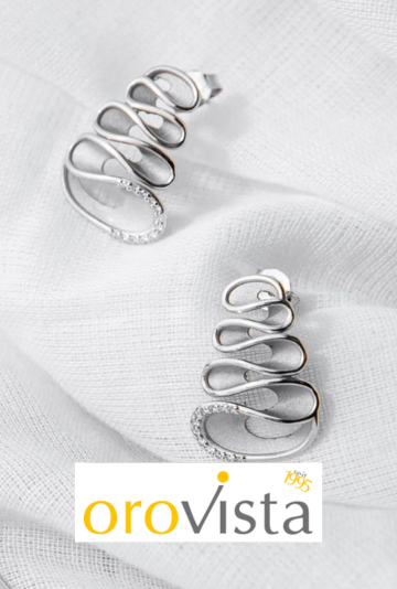 Silberne Spiralringe auf weißem Stoff mit dem Orovista-Logo am unteren Rand