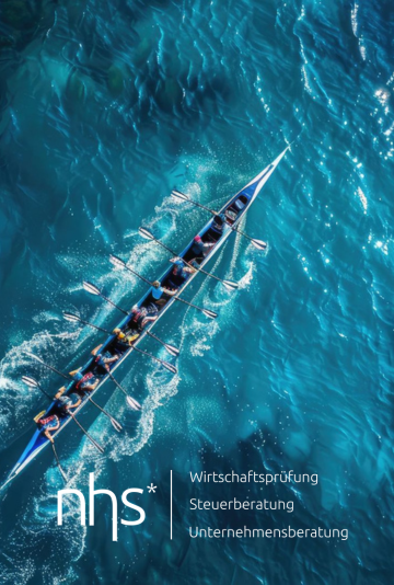 Langes Ruderboot auf türkisfarbenem Wasser mit einem PHS-Logo und deutschem Unternehmensberatungstext