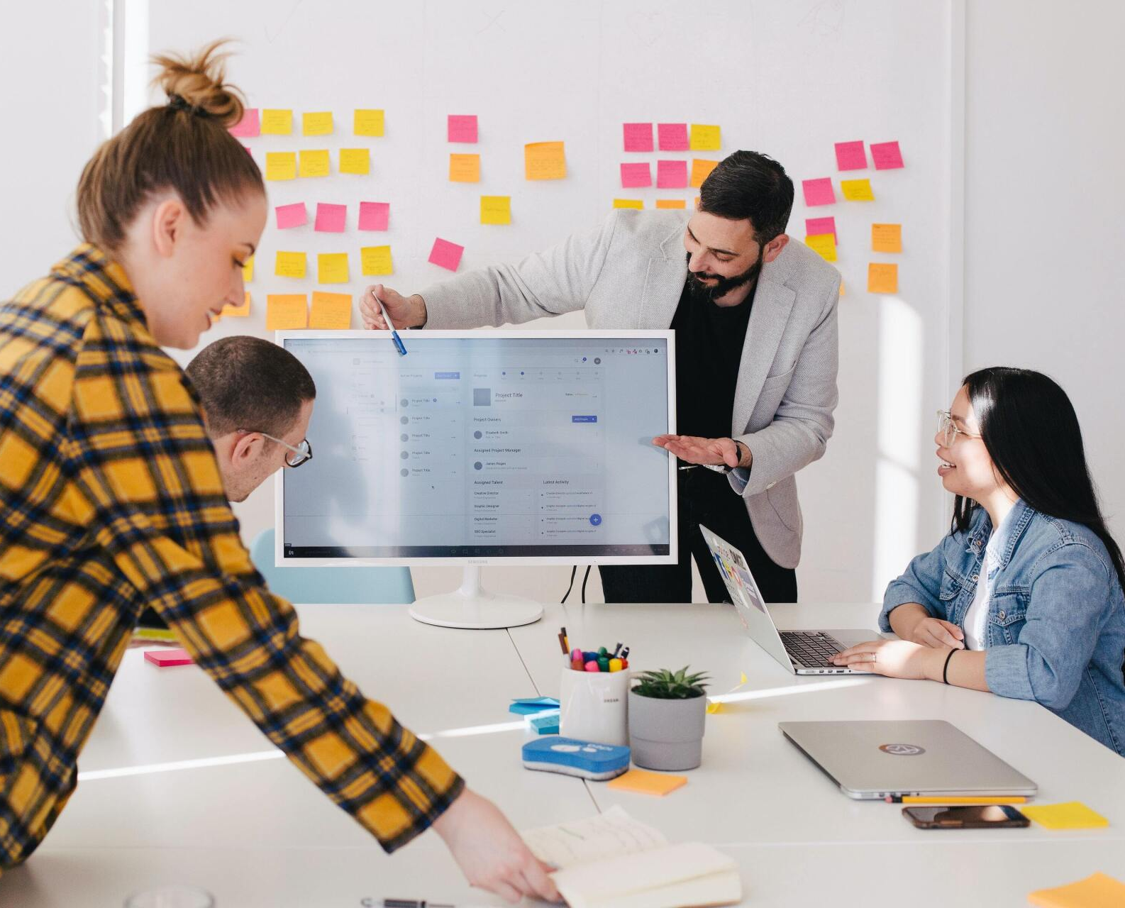 Equipe de marketing digital discute comment trouver de nouveaux clients