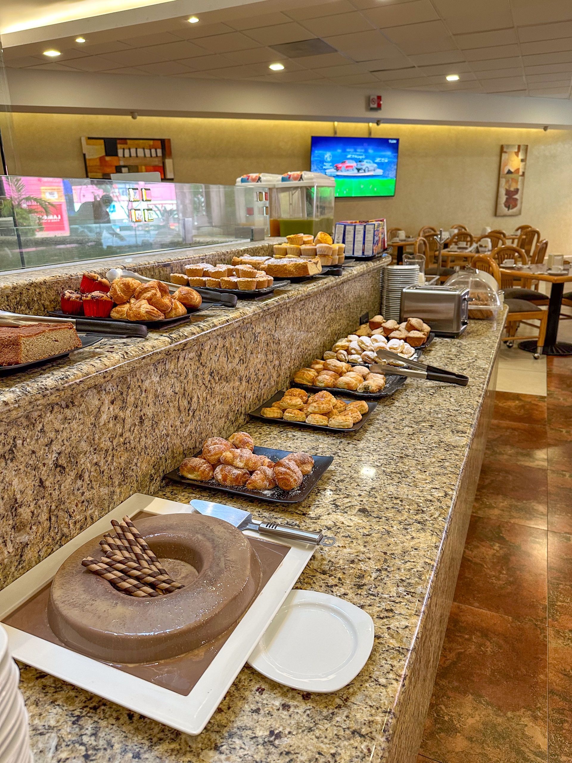 Un bufé de desayuno de hotel