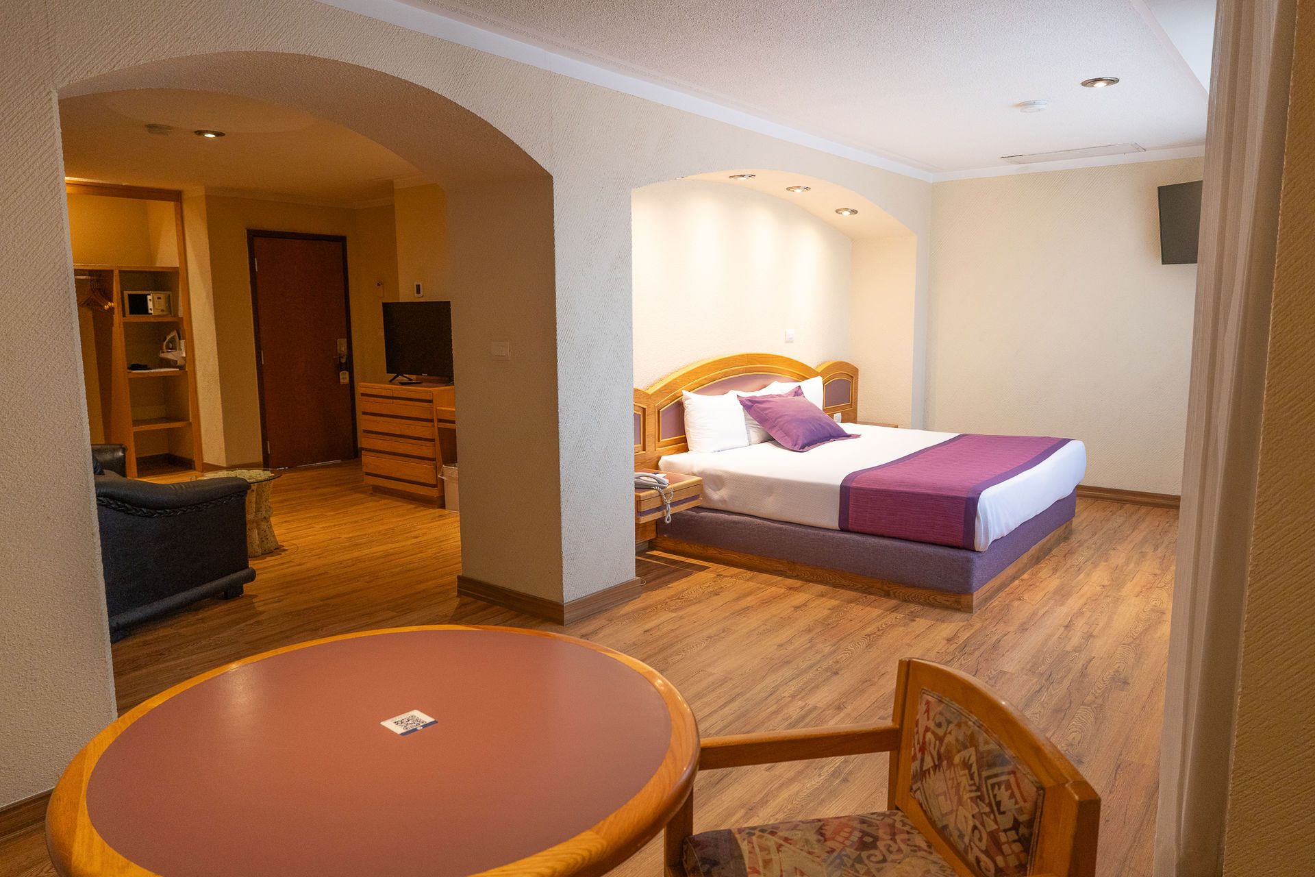 Una espaciosa habitación de hotel