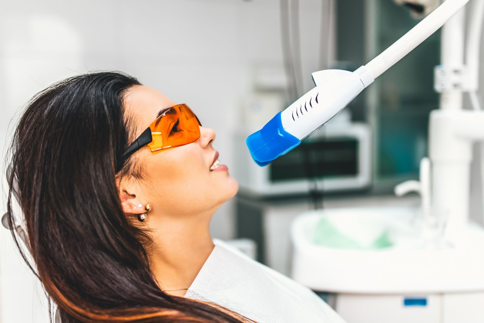 Teeth-whitening-in-dental-clinic