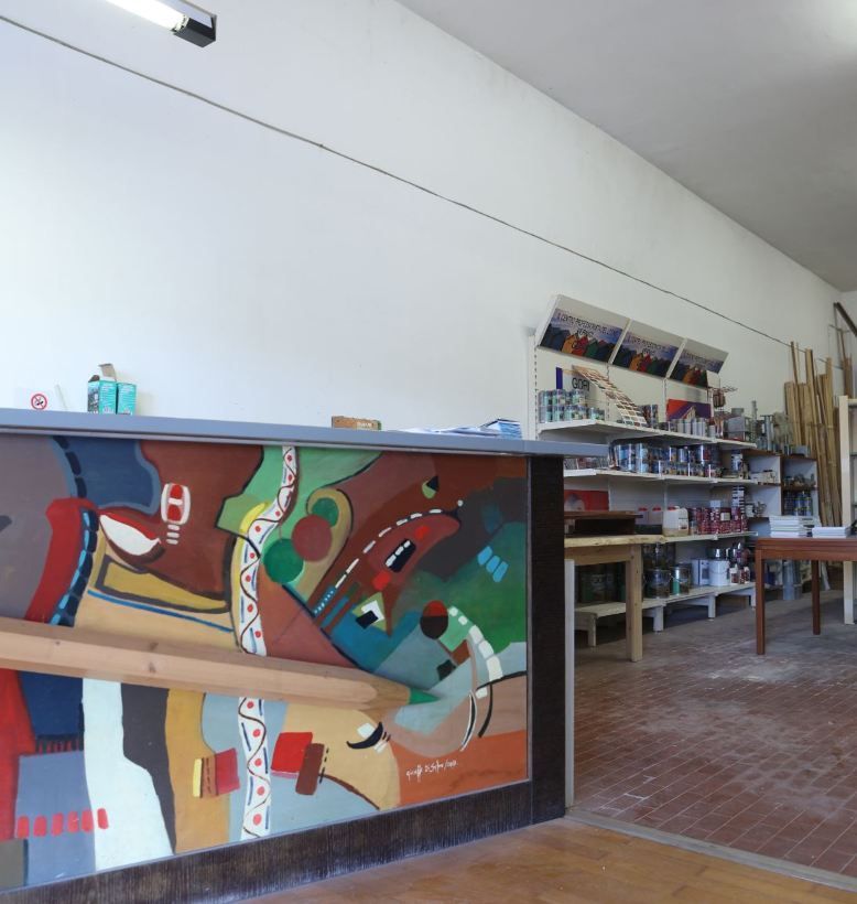 Attrezzi per la lavorazione del legno su una superficie di legno: martello, scalpello, righello, matita e trucioli di legno.