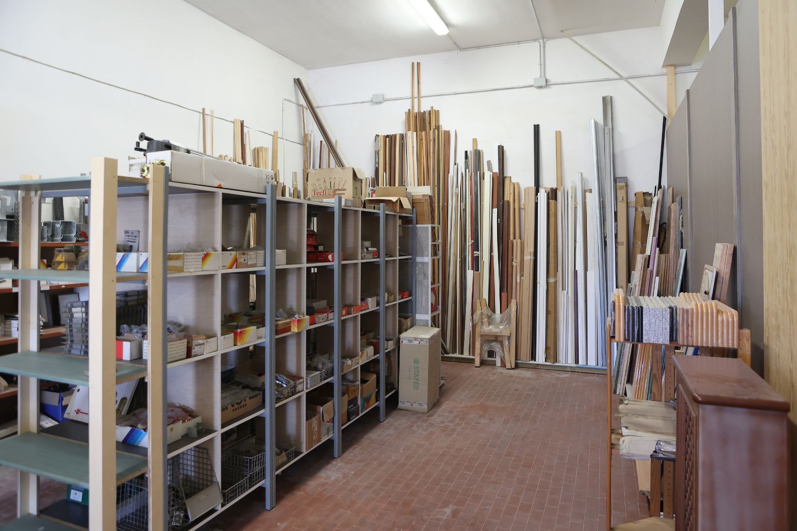 Martello, chiodi, metro a nastro e scalpello su una superficie di legno, pronti per il lavoro di falegnameria.