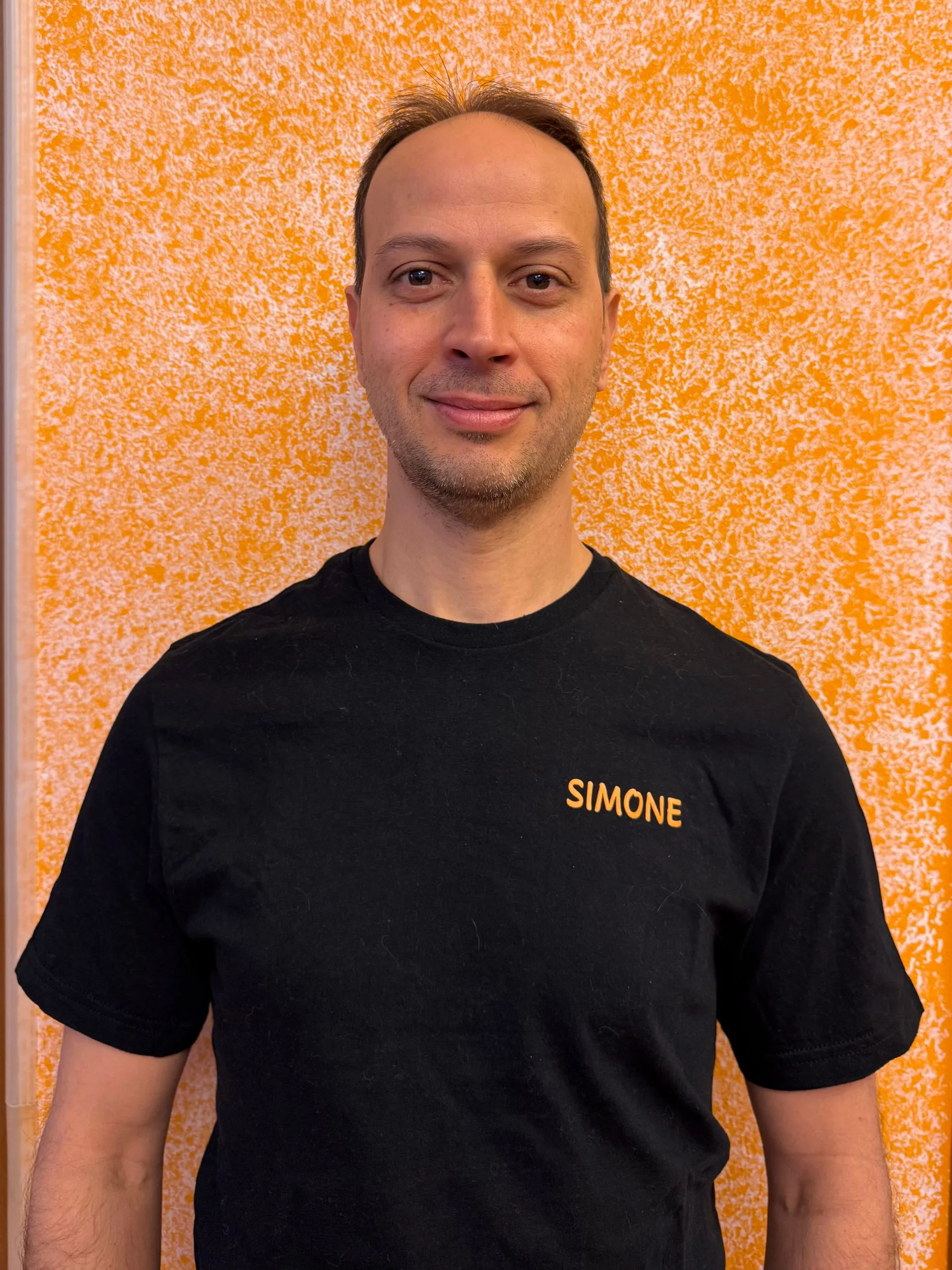 Uomo con camicia nera e scritta 
