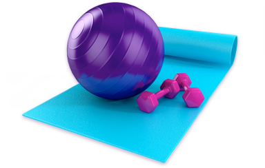 Palla da ginnastica viola, manubri e tappetino blu. Attrezzatura fitness su sfondo bianco.