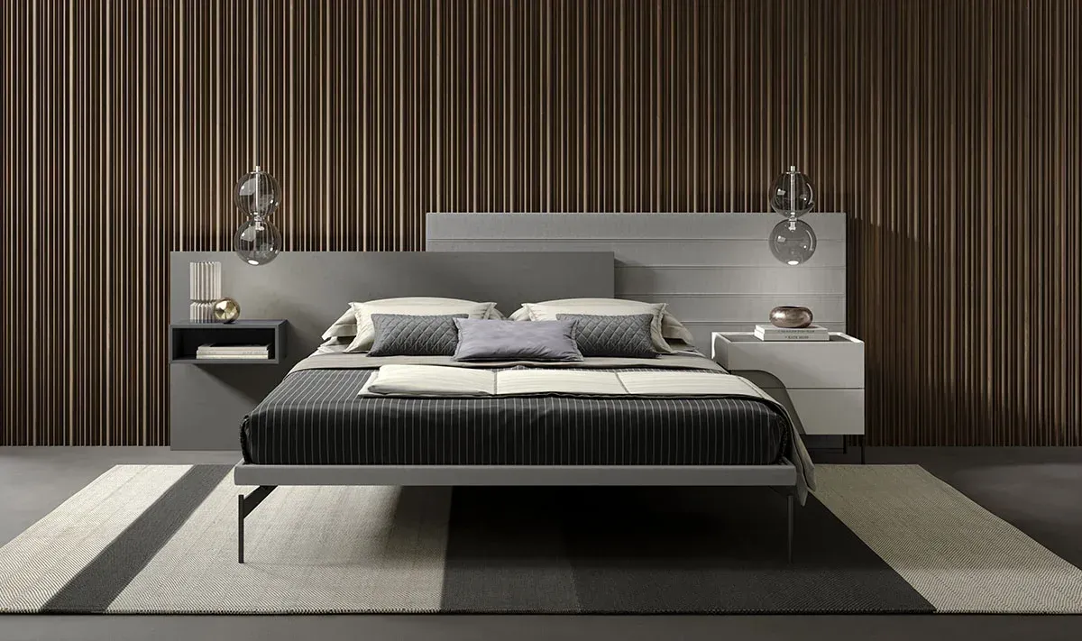 Una camera da letto con una parete a strisce e un letto