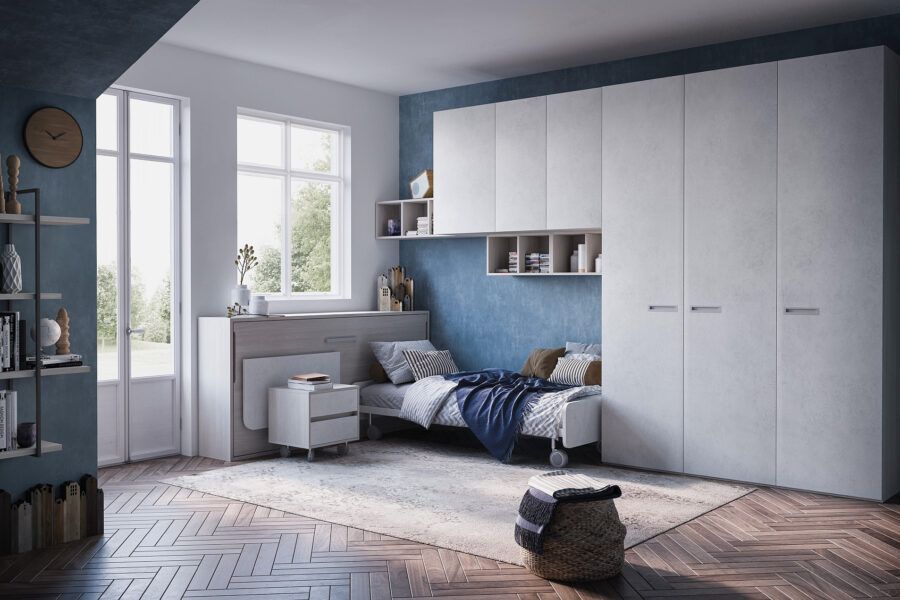 Una camera da letto con un letto e un orologio sul muro