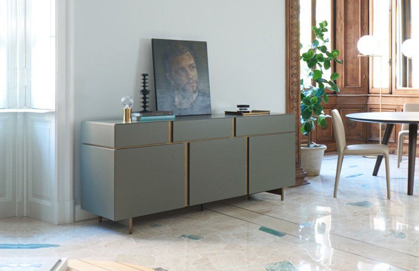 Un soggiorno con un quadro sopra una cassettiera