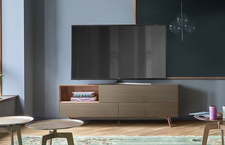 Un soggiorno con una TV a schermo piatto su un supporto
