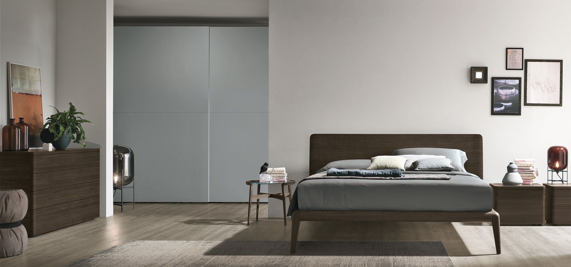 Una camera da letto con un letto grande e una cassettiera