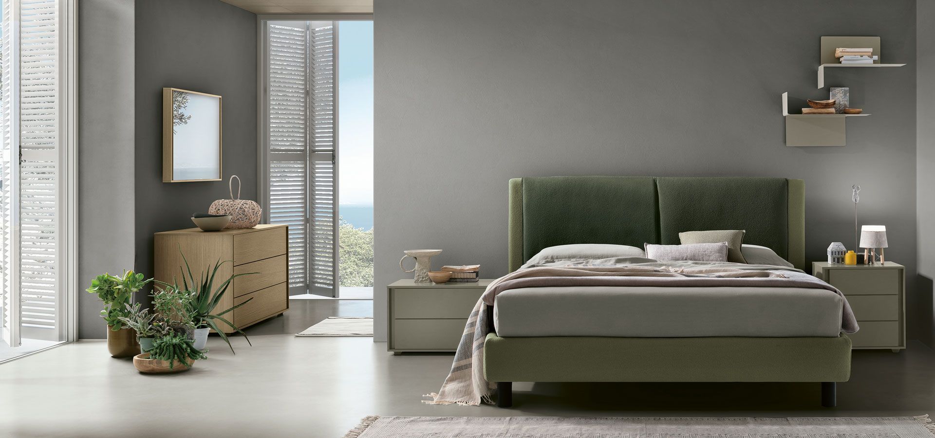 Una camera da letto con un letto grande e una cassettiera