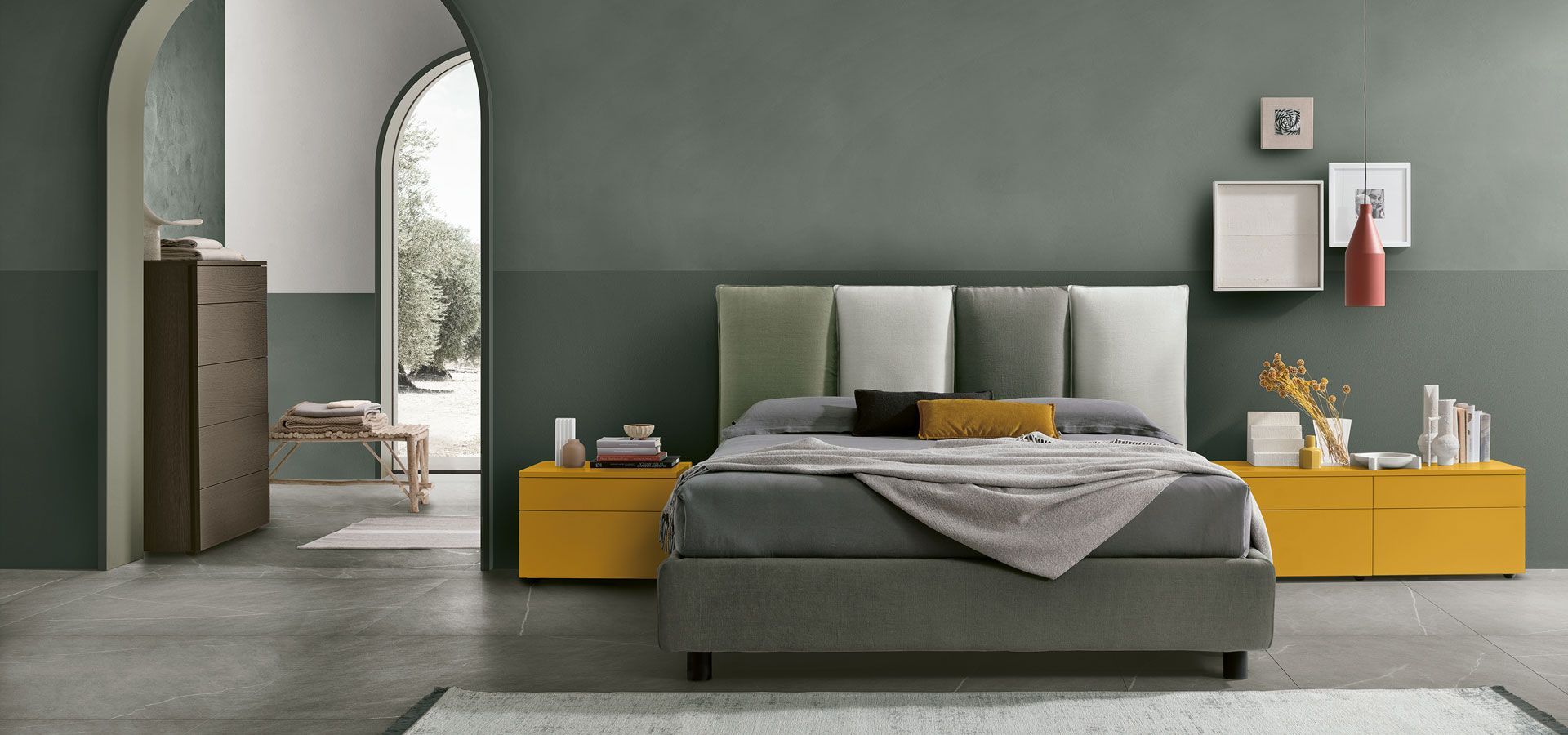 Una camera da letto con un letto grigio e comodini gialli