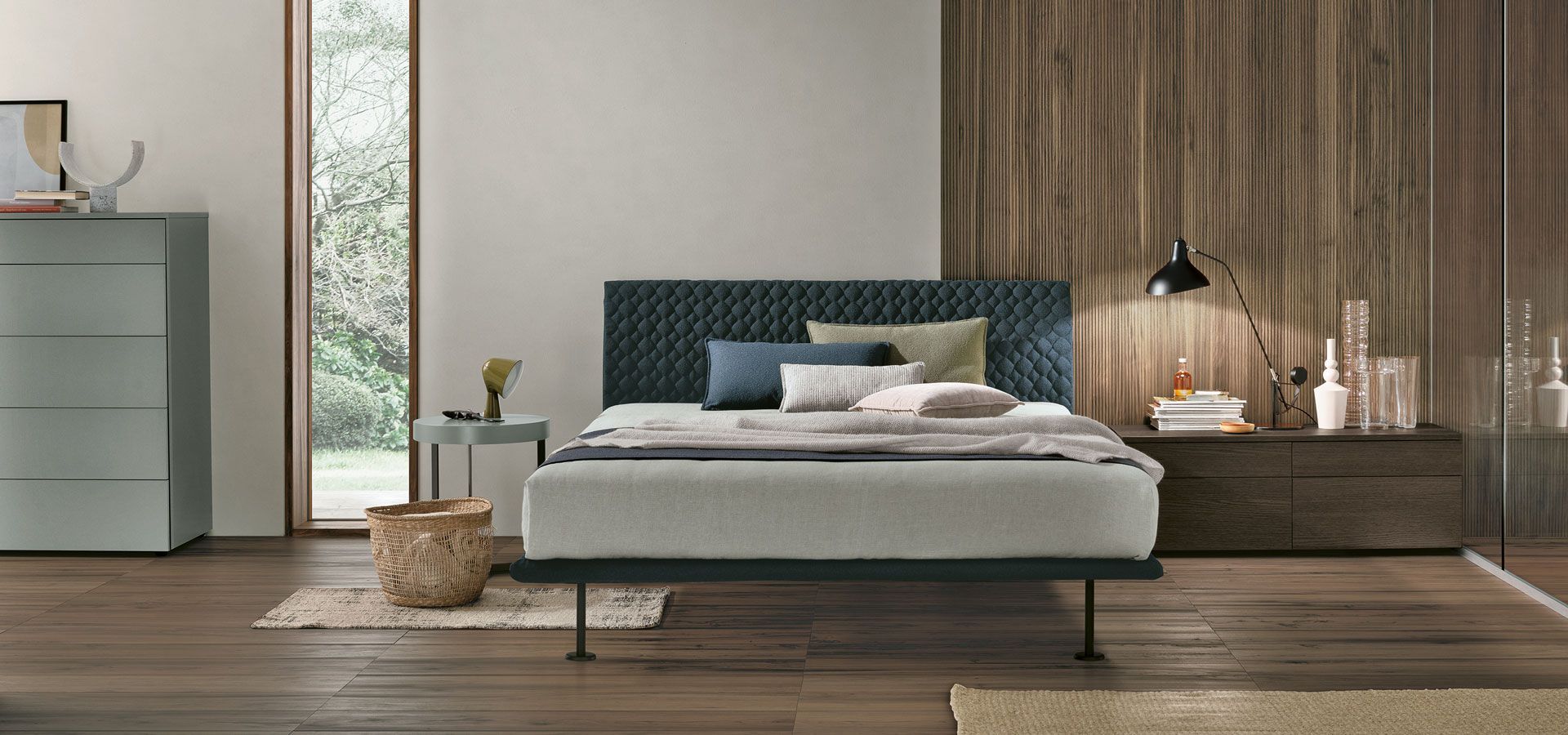 Una camera da letto con un letto, una cassettiera e un comodino