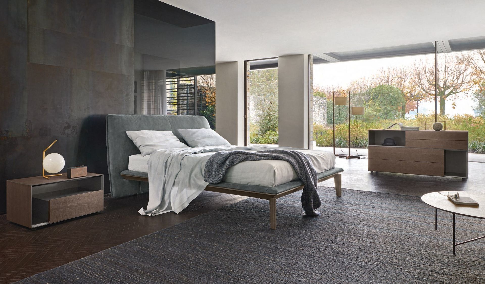 Una camera da letto con un letto grande e una grande finestra