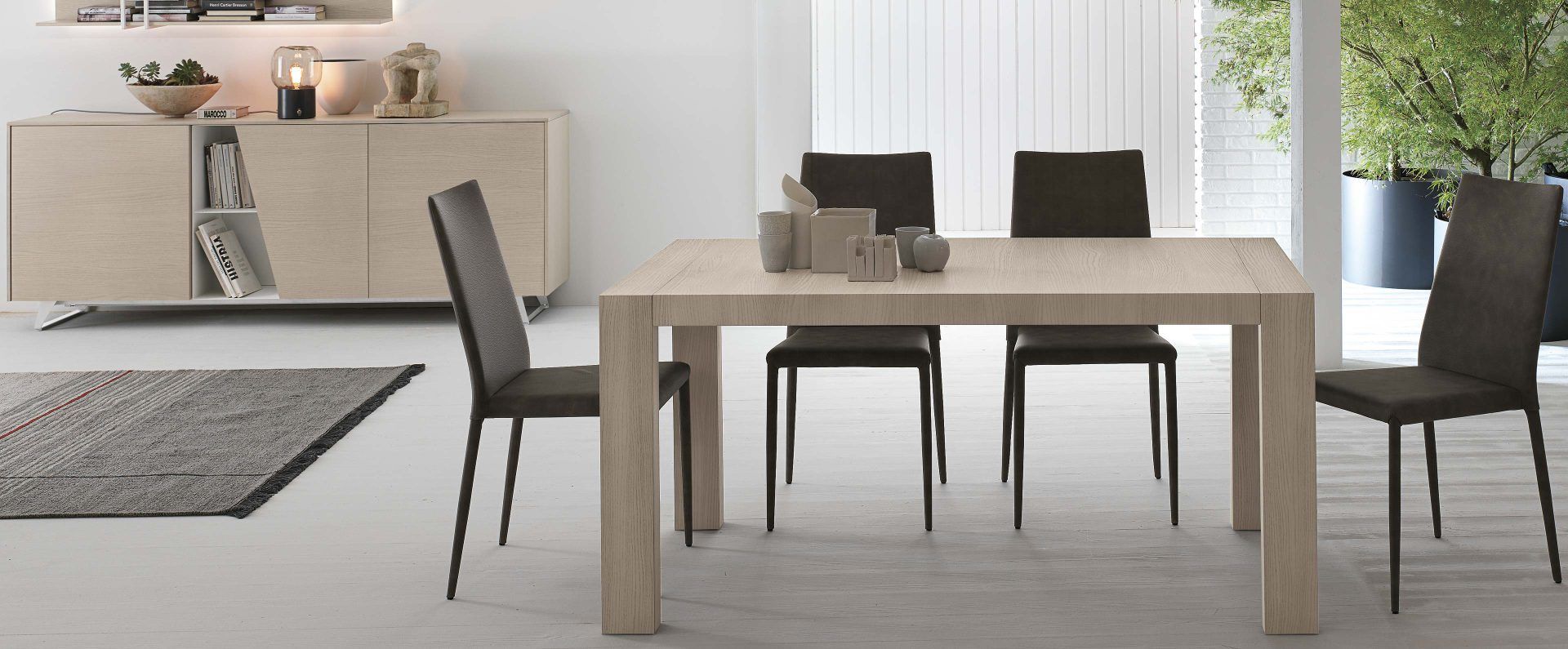 Una sala da pranzo con un tavolo e delle sedie