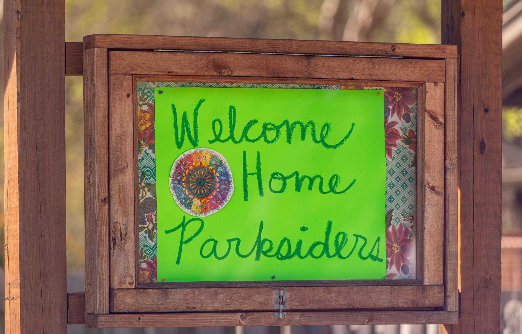 A green sign that says welcome home parksiders on it