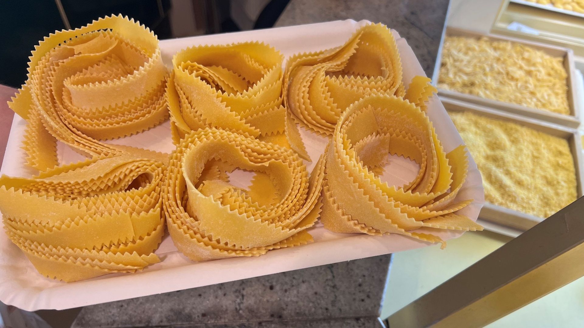 Un vassoio di pasta fresca