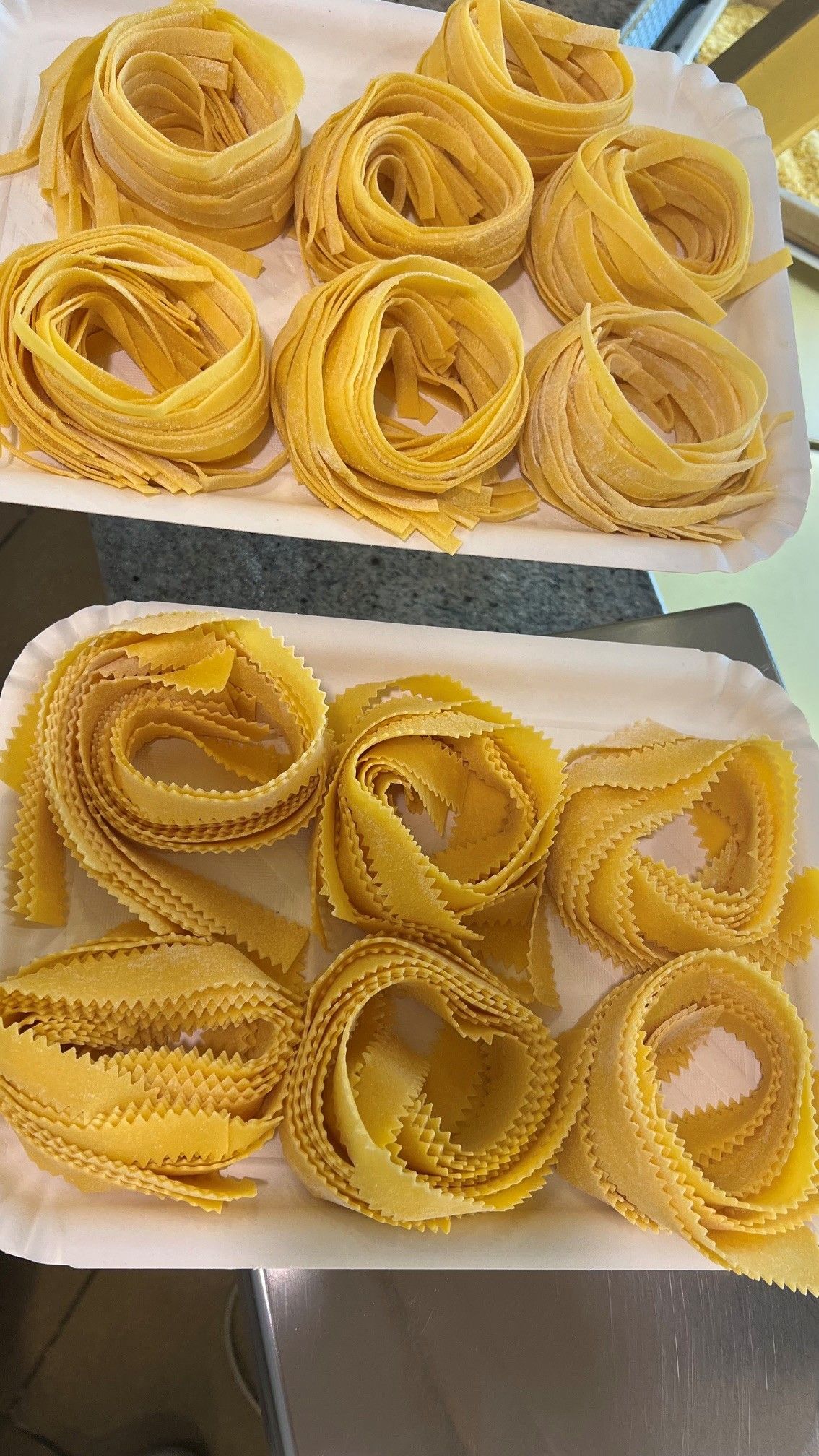 Due vassoi di nidi di pasta fresca