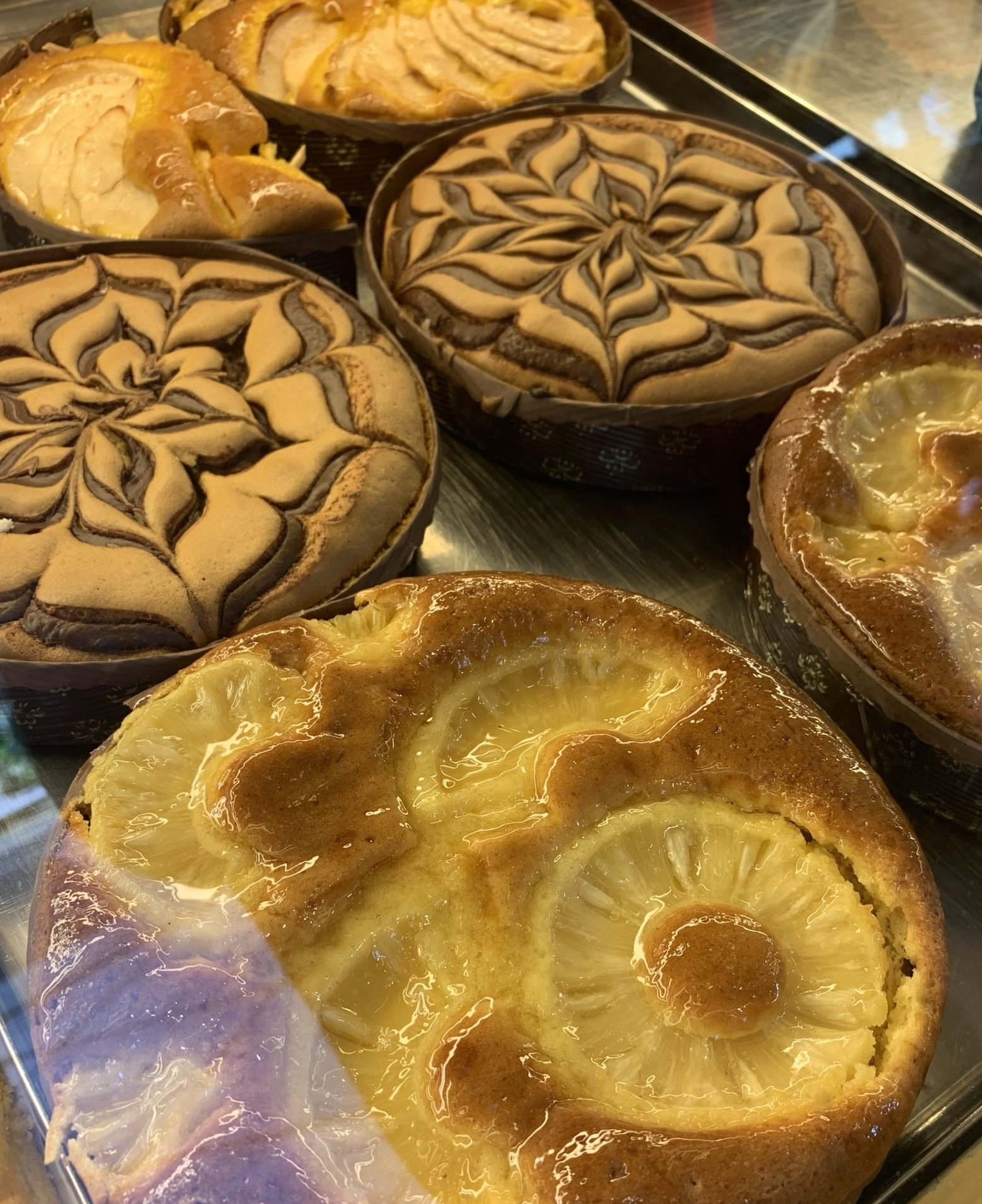 Un assortimento di torte decorate 