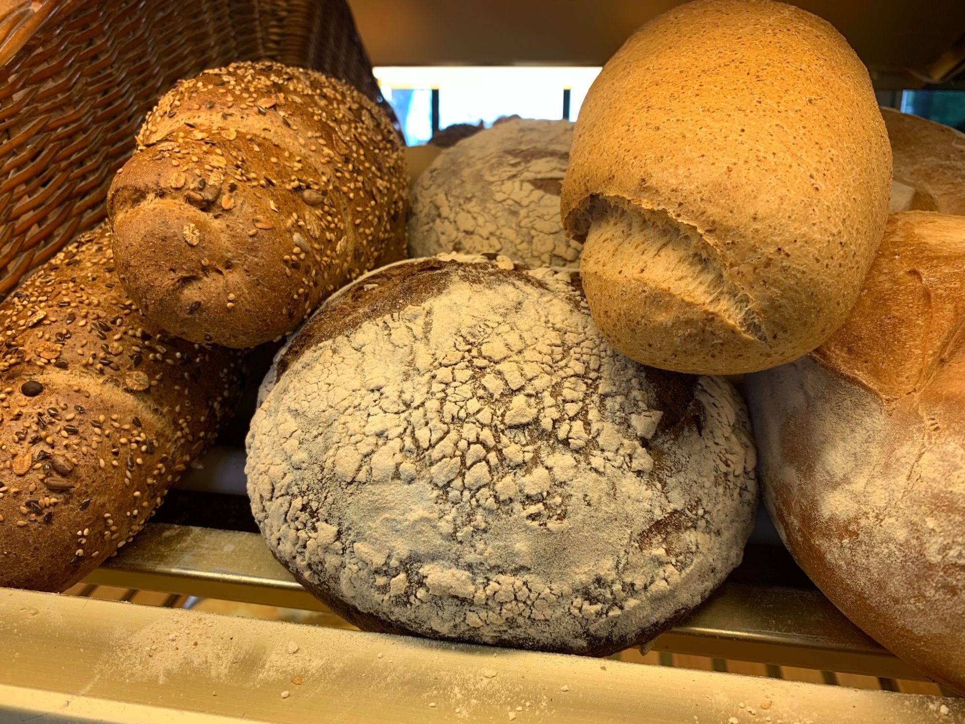 Assortimento di pagnotte rustiche su uno scaffale di una panetteria