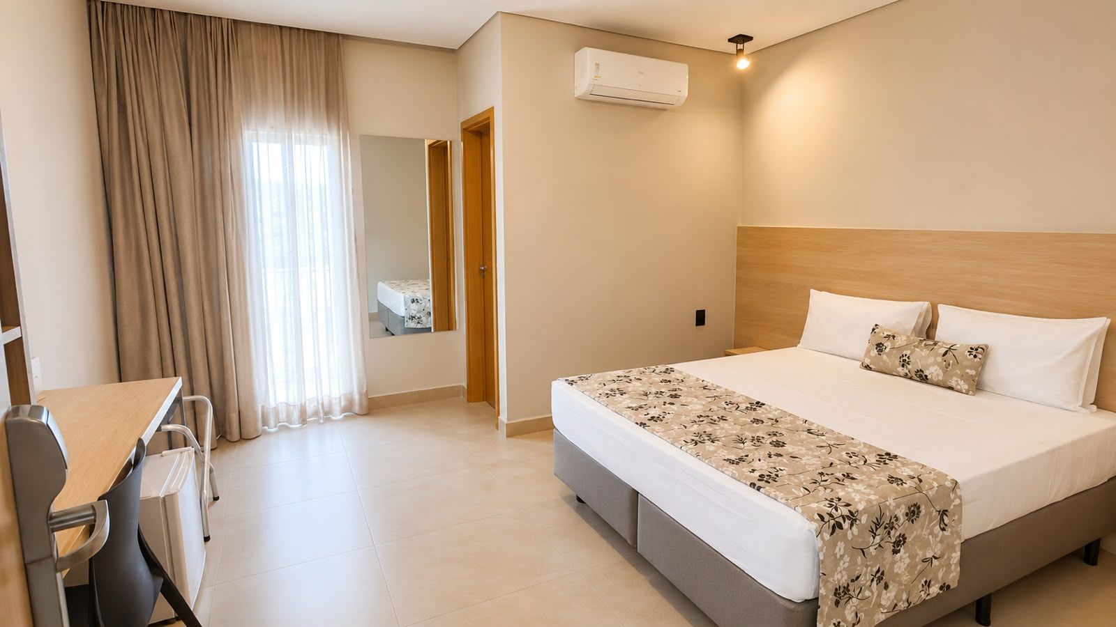 quarto com cama de casal e uma cama de apoio