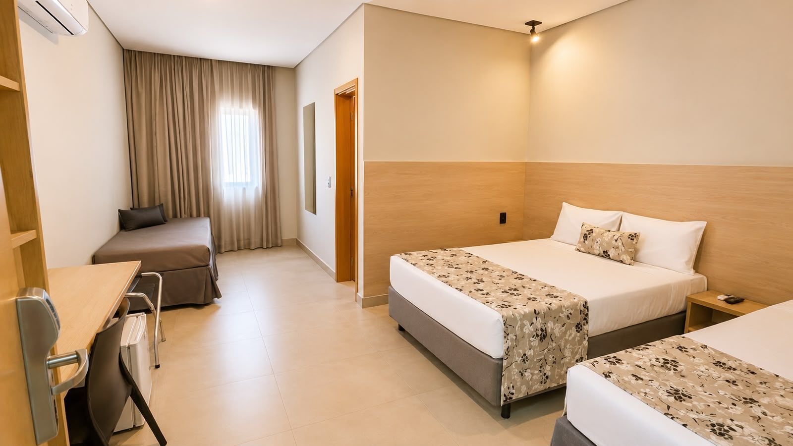 quarto luxo com 2 camas de casal, cortinas, ar condicionado, mesa de trabalho