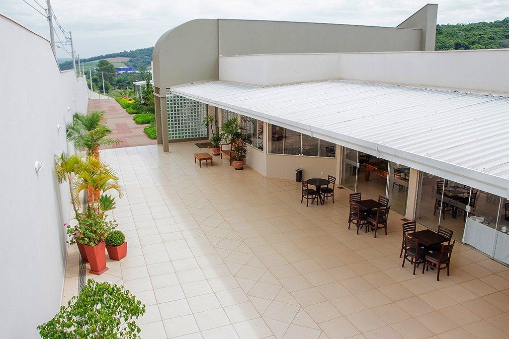 área externa do hotel para uso comum com vista para o restaurante