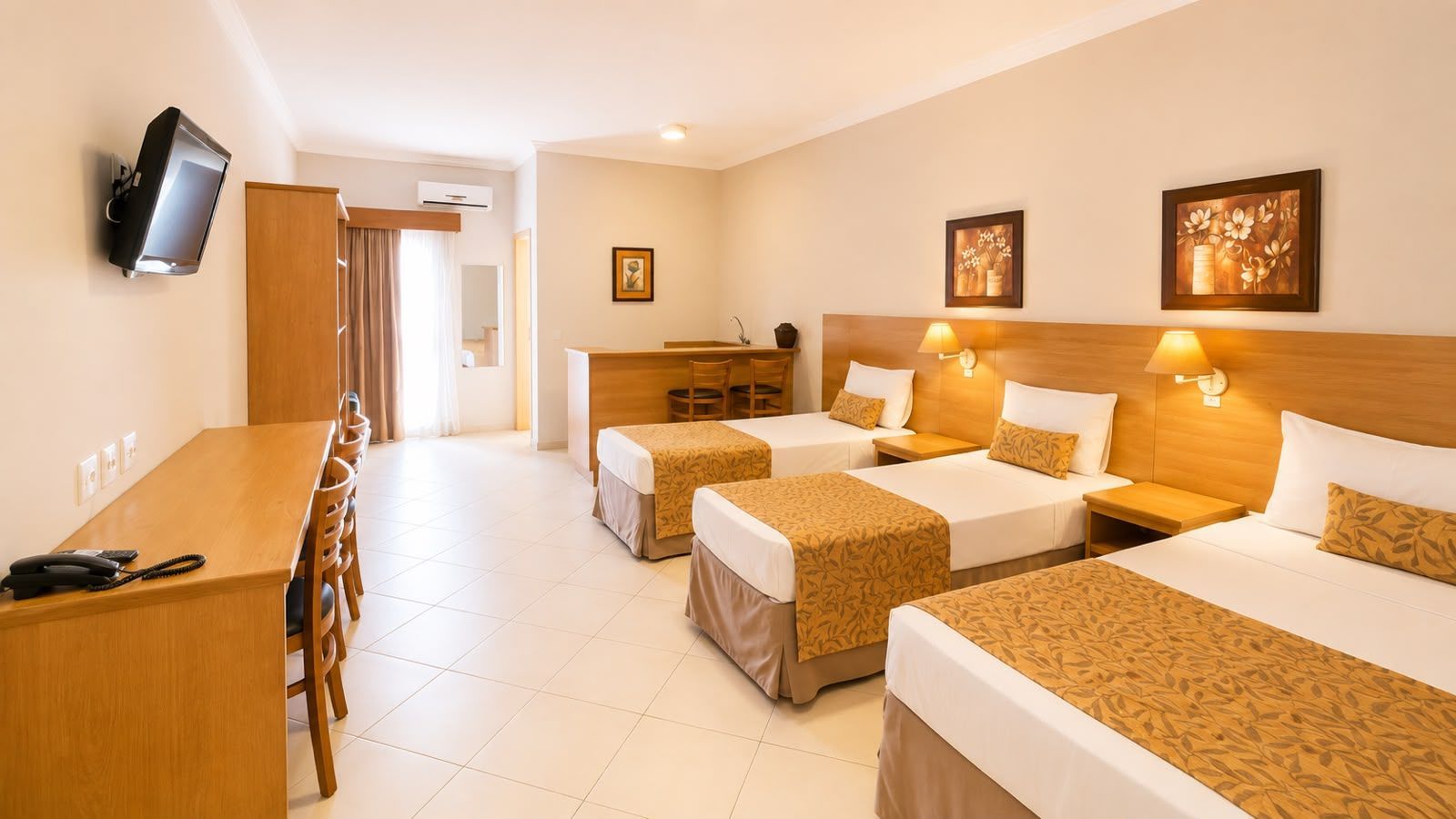 quarto luxo com 2 camas de solteiro e uma de casal