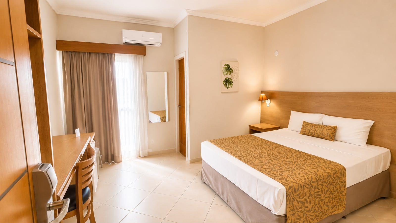 Quarto com cama queen e mesa para alimentação