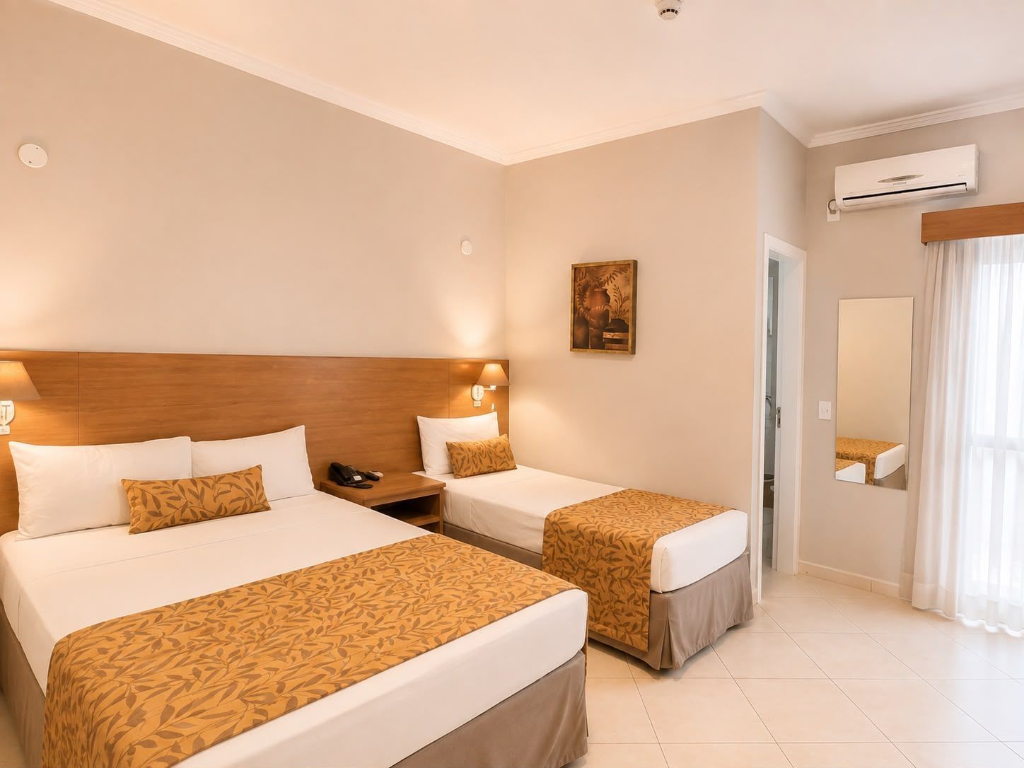 quarto com duas camas de solteiro