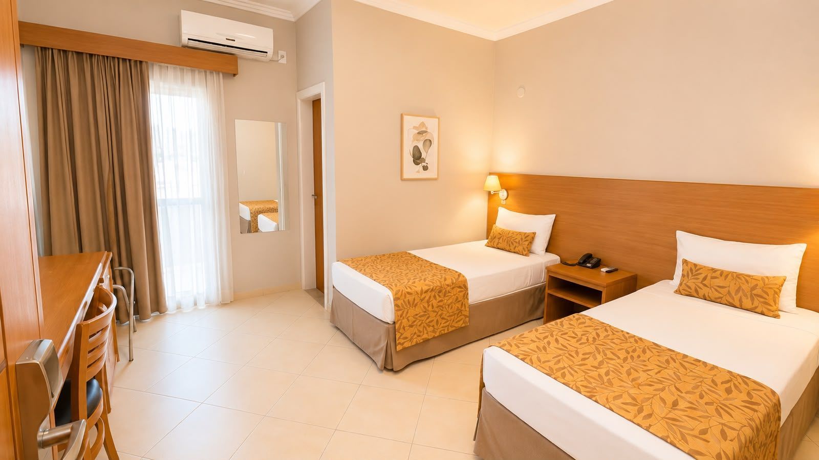 quarto com 2 camas de casal