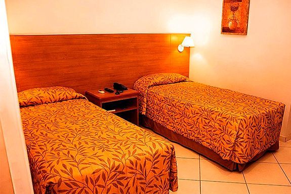 quarto com 2 camas de casal