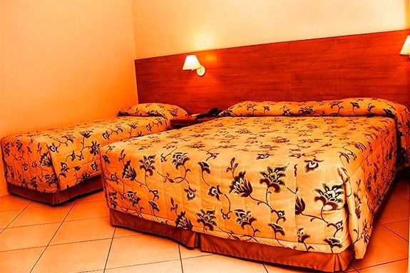 quarto com 1 cama de casal e uma de solteiro