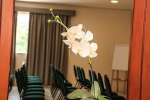 visão da sala de eventos com as cadeiras montadas