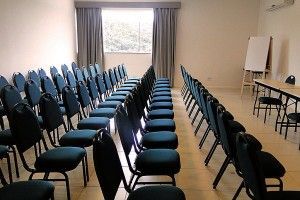 sala de eventos com cadeiras enfileiradas