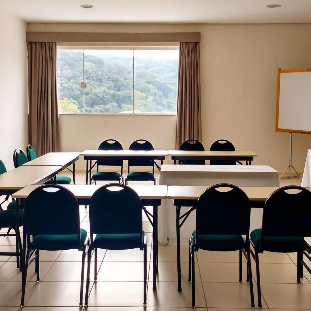 sala de eventos com equipamentos