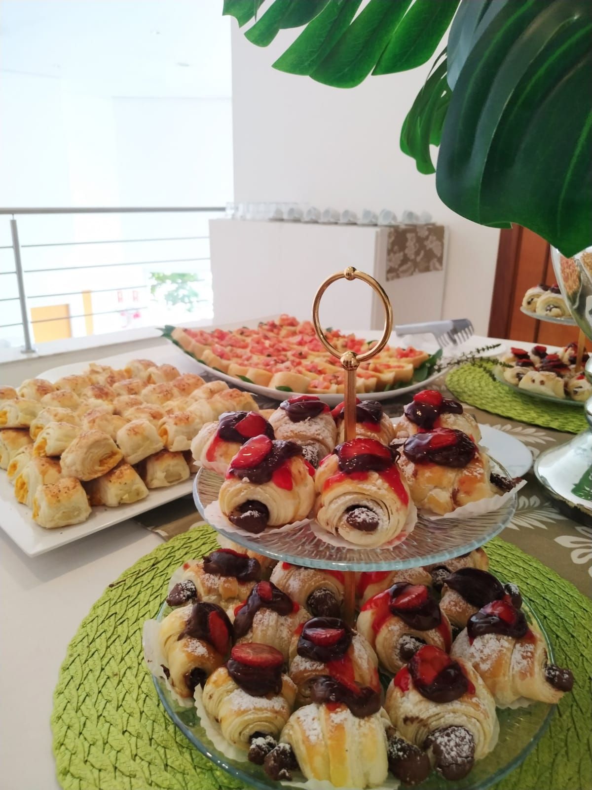 mesa de comidas preparadas para realização de eventos