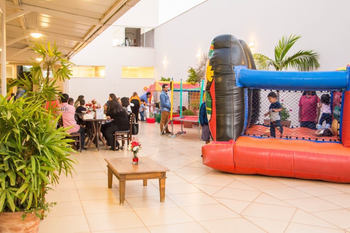 montagem de brinquedos mesas para eventos realizados no lazuli hotel