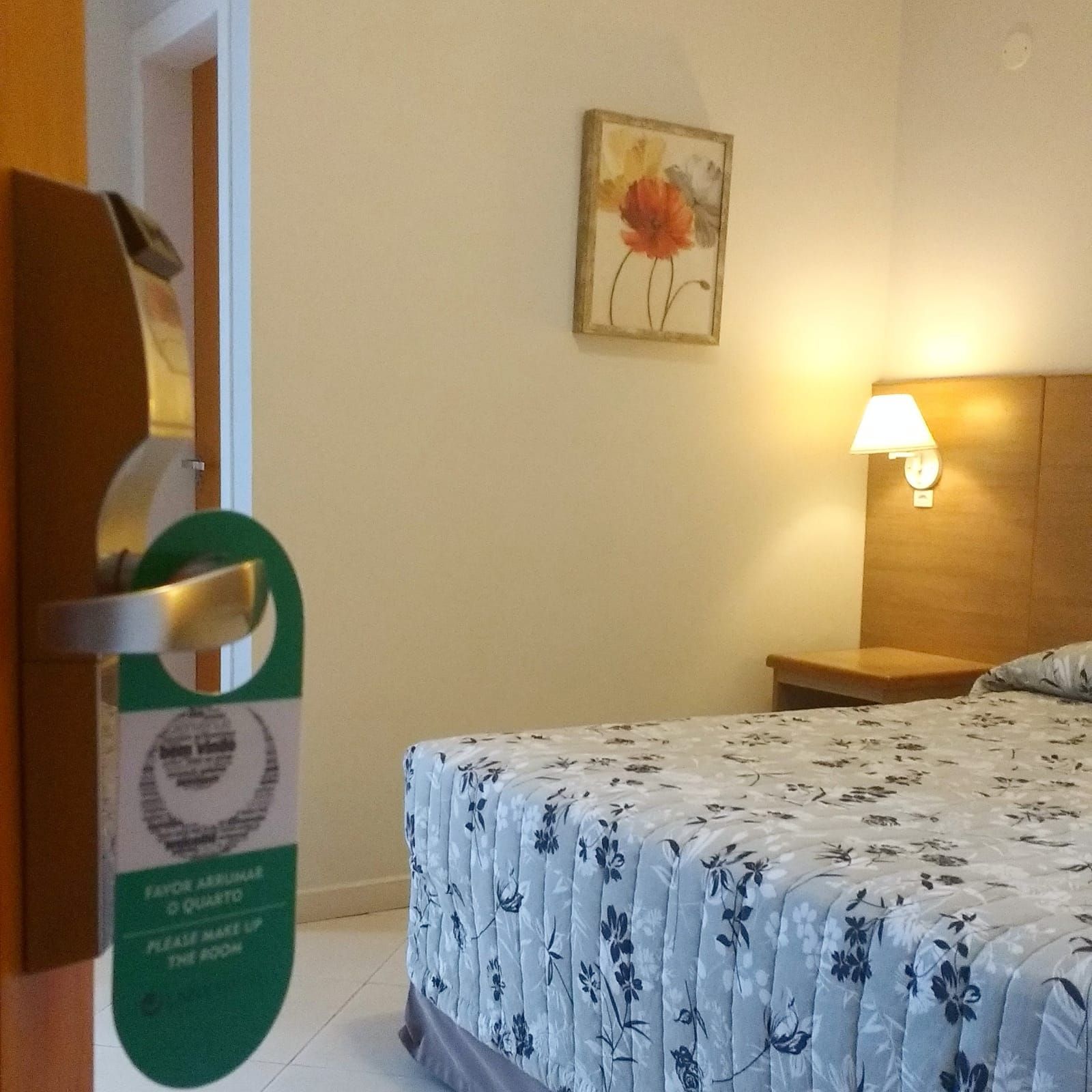 quarto com placa de serviço de quarto