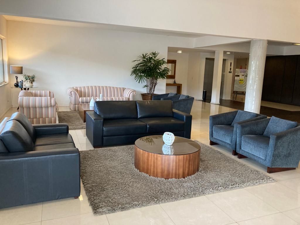 hall de entrada com sofas e tapete